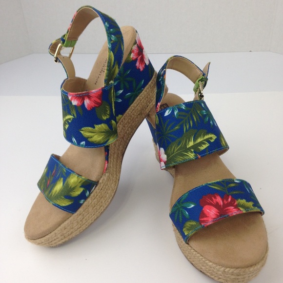 White Mountain Hawaiian Print Wedges Size 6.5 - Picture 1 of 3